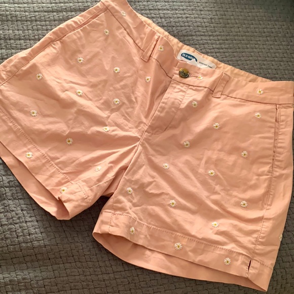 Old Navy Pants - Ladies, Old Navy shorts, size 6 with daisys pink in color